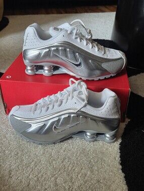NIKE SHOX R4 SE ' WHITE/METALLIC SILVER ' SNEAKER